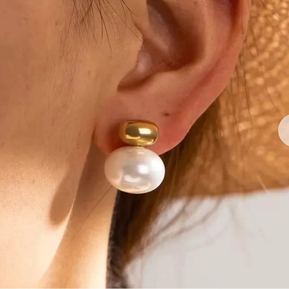 Elegant Gold and Pearl Earrings